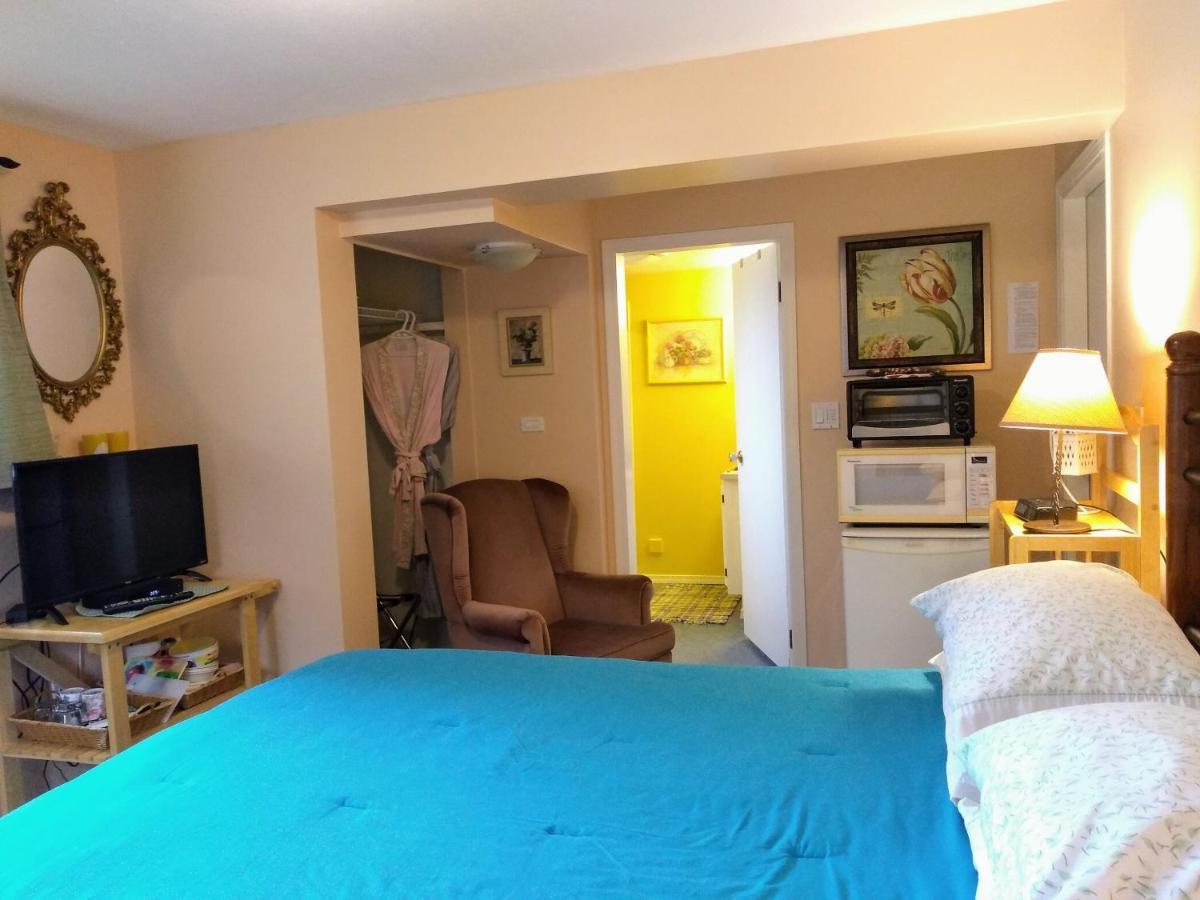 At Nautica Tigh Private Keypad Entrances Bed & Breakfast Qualicum Beach Bagian luar foto