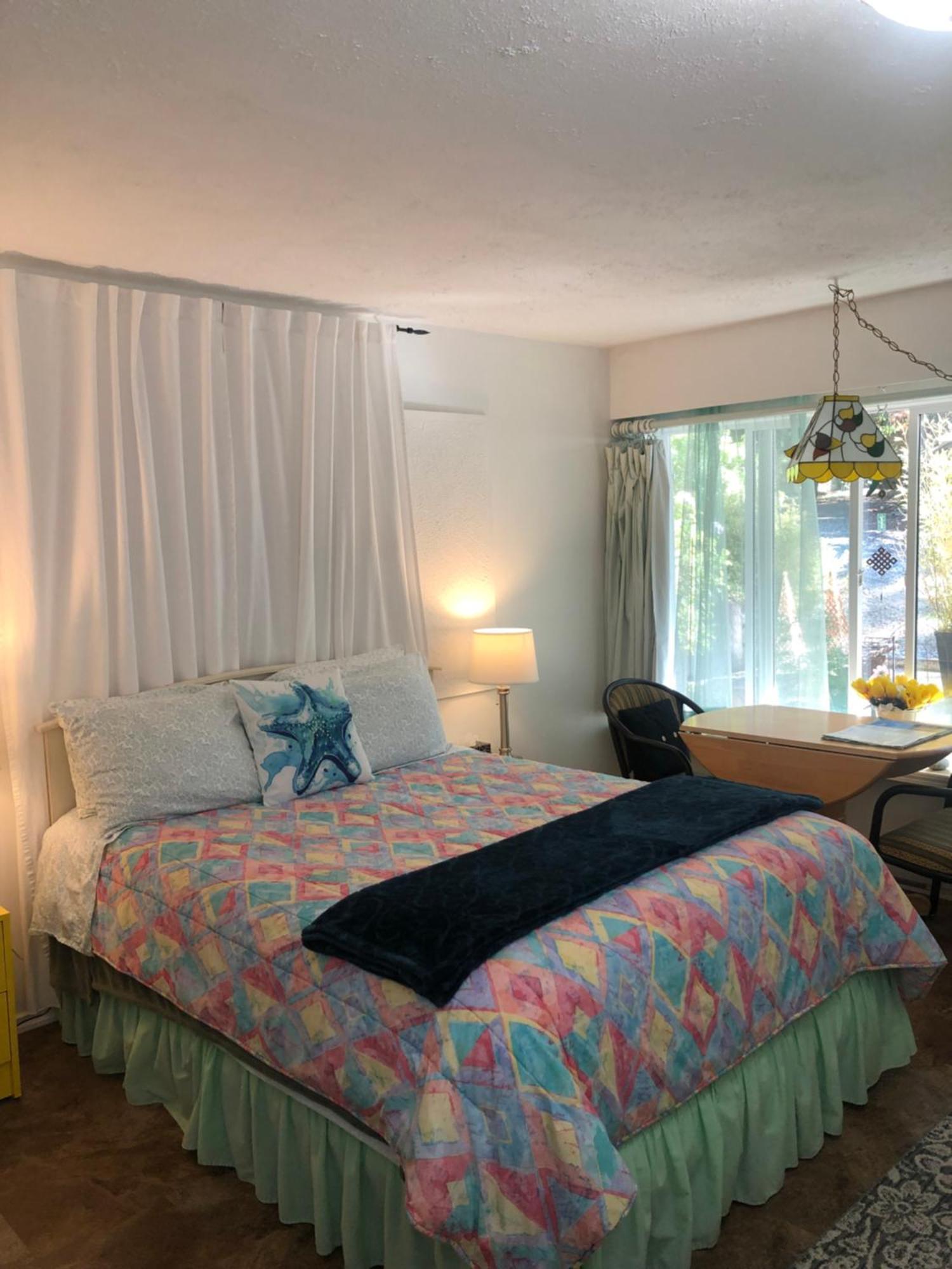 At Nautica Tigh Private Keypad Entrances Bed & Breakfast Qualicum Beach Bagian luar foto