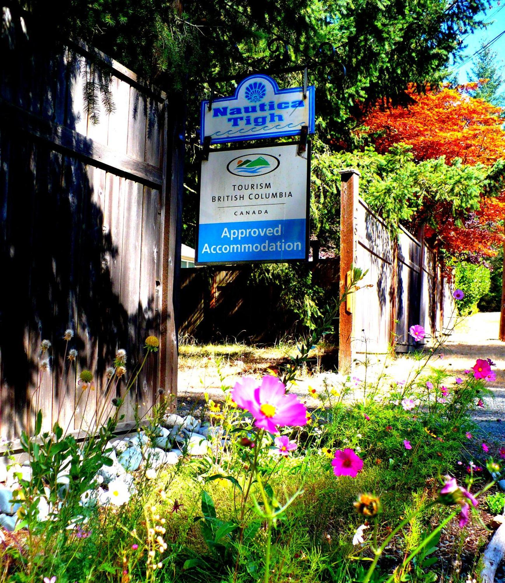 At Nautica Tigh Private Keypad Entrances Bed & Breakfast Qualicum Beach Bagian luar foto
