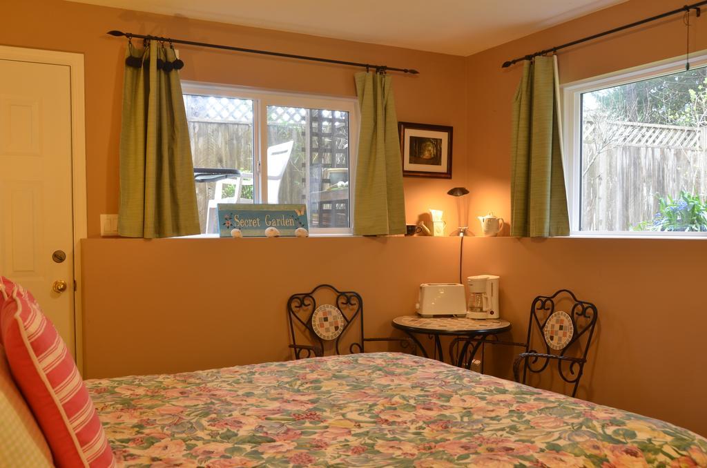 At Nautica Tigh Private Keypad Entrances Bed & Breakfast Qualicum Beach Bagian luar foto