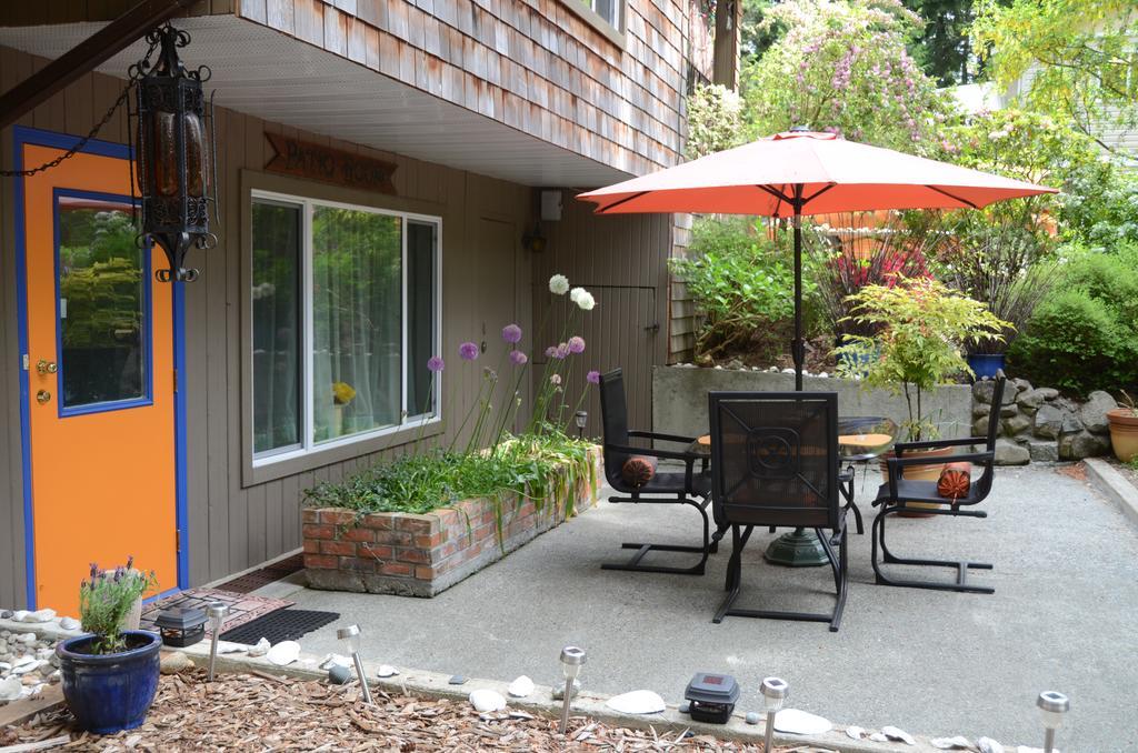 At Nautica Tigh Private Keypad Entrances Bed & Breakfast Qualicum Beach Bagian luar foto