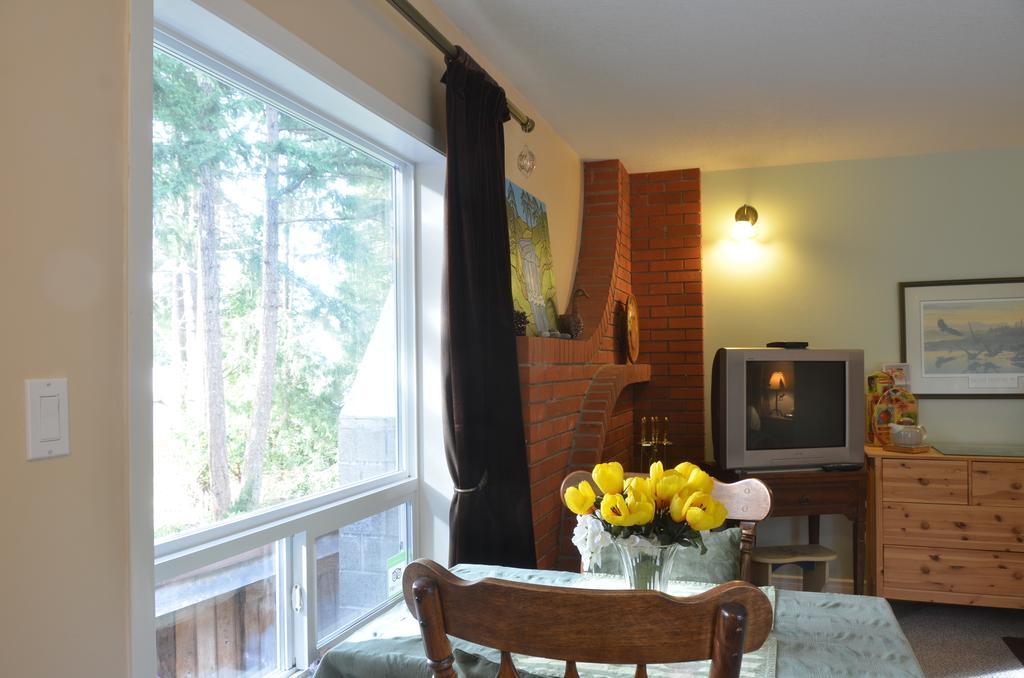 At Nautica Tigh Private Keypad Entrances Bed & Breakfast Qualicum Beach Bagian luar foto