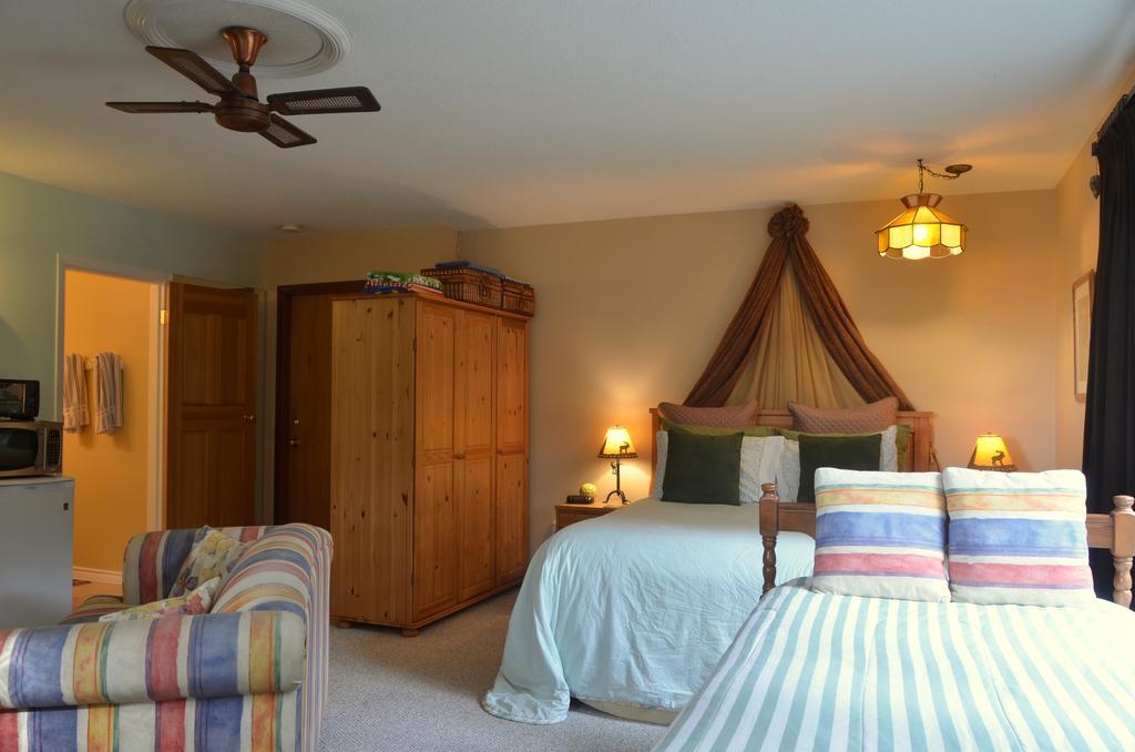 At Nautica Tigh Private Keypad Entrances Bed & Breakfast Qualicum Beach Bagian luar foto