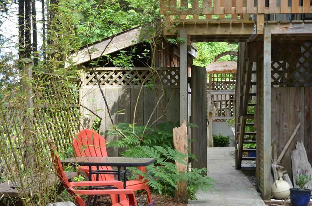 At Nautica Tigh Private Keypad Entrances Bed & Breakfast Qualicum Beach Bagian luar foto