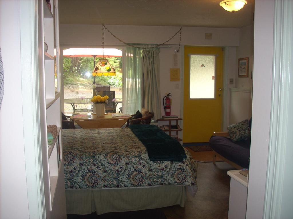 At Nautica Tigh Private Keypad Entrances Bed & Breakfast Qualicum Beach Bagian luar foto