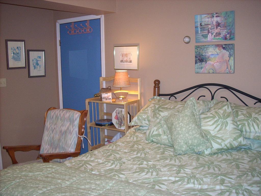 At Nautica Tigh Private Keypad Entrances Bed & Breakfast Qualicum Beach Ruang foto