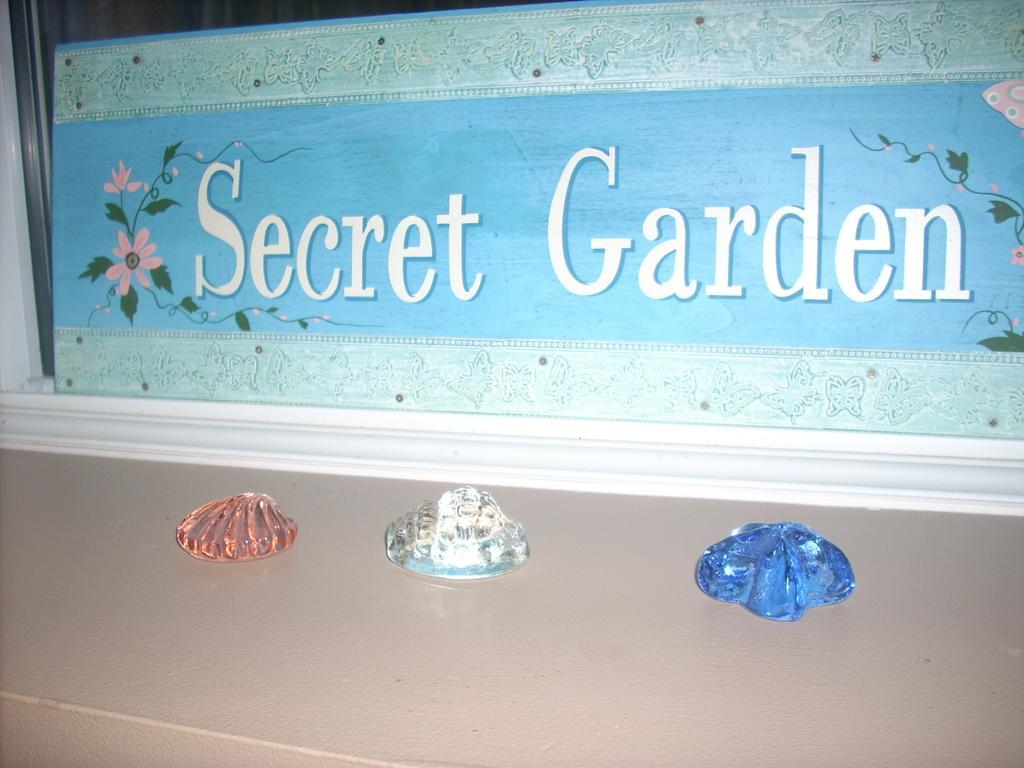 At Nautica Tigh Private Keypad Entrances Bed & Breakfast Qualicum Beach Bagian luar foto