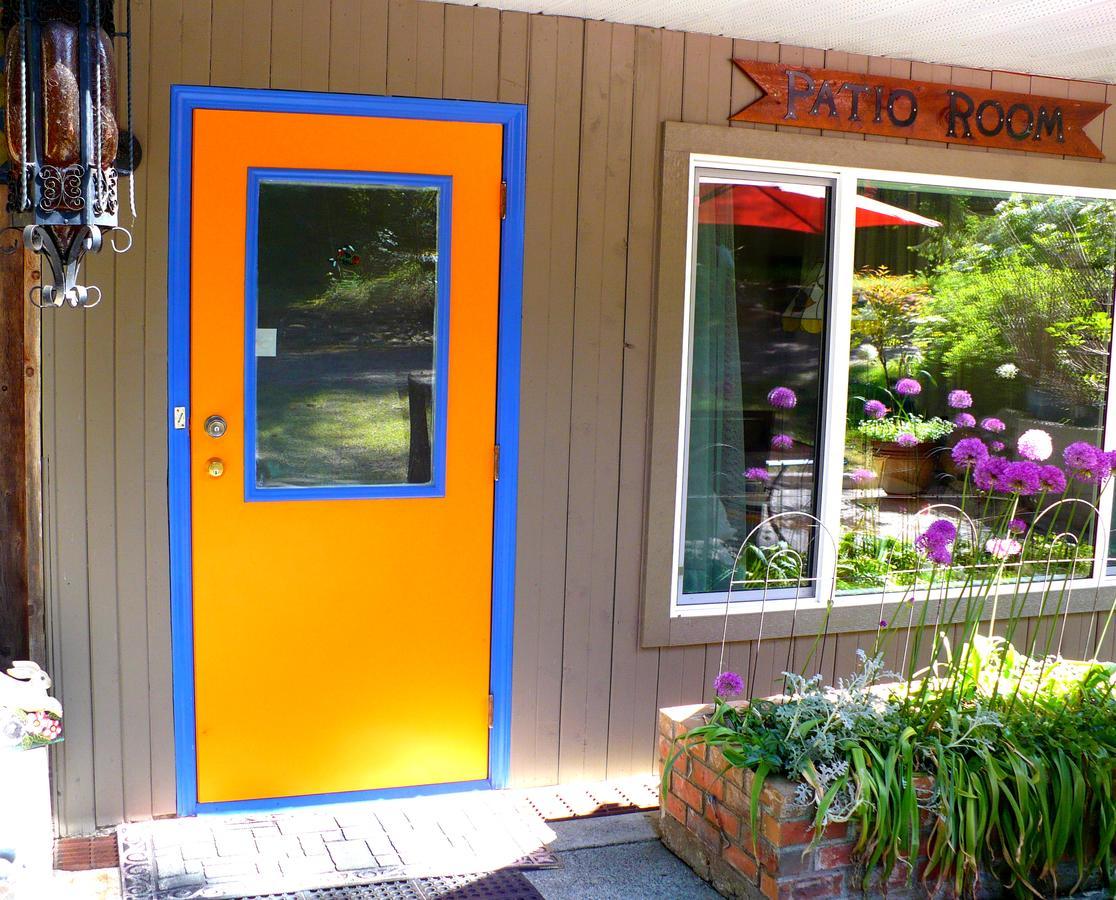 At Nautica Tigh Private Keypad Entrances Bed & Breakfast Qualicum Beach Bagian luar foto