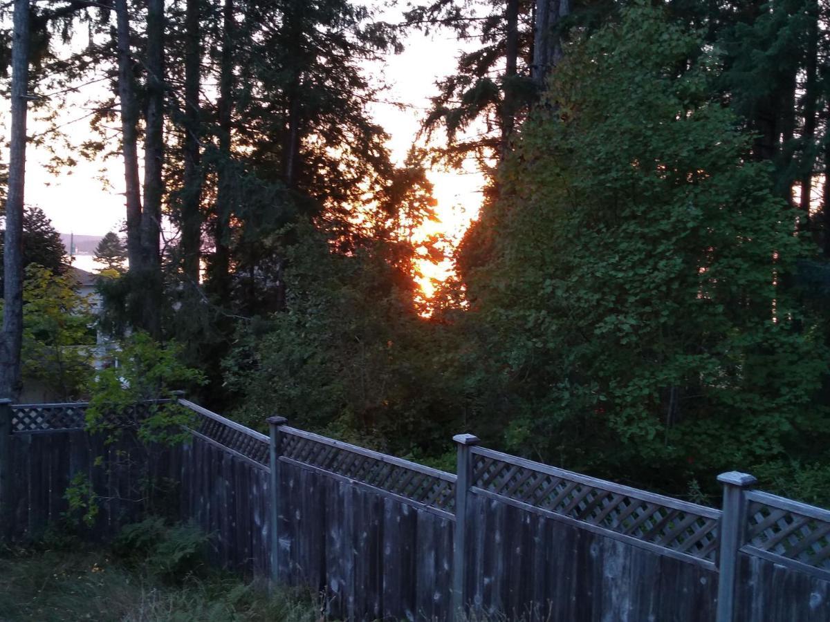 At Nautica Tigh Private Keypad Entrances Bed & Breakfast Qualicum Beach Bagian luar foto